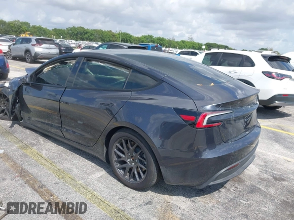 2025 Tesla Model 3 Long Range z VIN 5YJ3E1EBXSF909124, wystawiony jako IAAI lot #42015297 z przebiegiem Nie podano mil oraz . Historia ofert i sprzedaży dostępna na DreamBid. Obrazek 3.