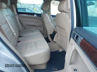 2008 Volkswagen Touareg V6 z VIN WVGBE77LX8D027323, wystawiony jako IAAI lot #41240460 z przebiegiem 140 330 mil mil oraz . Historia ofert i sprzedaży dostępna na DreamBid. Obrazek 8.