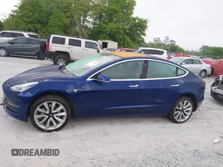 2018 Tesla Model 3 Long Range Battery z VIN 5YJ3E1EBXJF088444, wystawiony jako IAAI lot #42072860 z przebiegiem 46 063 mil mil oraz . Historia ofert i sprzedaży dostępna na DreamBid. Obrazek 14.