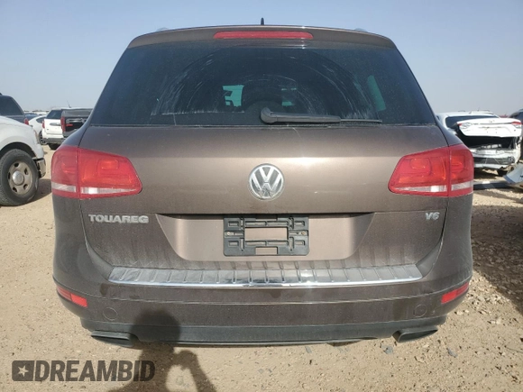 2013 Volkswagen Touareg Exec z VIN WVGEF9BP7DD009467, wystawiony jako Copart lot #47492725 z przebiegiem 109 511 mil mil oraz Szkoda całkowita • Salvage title. Historia ofert i sprzedaży dostępna na DreamBid. Obrazek 6.