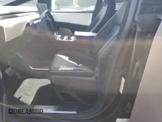 2024 Tesla Cybertruck z VIN 7G2CEHED8RA006307, wystawiony jako Copart lot #74118474 z przebiegiem 1773 mil mil oraz Szkody całkowita. Historia ofert i sprzedaży dostępna na DreamBid. Obrazek 7.