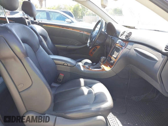 2004 Mercedes-Benz CLK 500 z VIN WDBTK75G24T009579, wystawiony jako IAAI lot #42313638 z przebiegiem 151 536 mil mil oraz . Historia ofert i sprzedaży dostępna na DreamBid. Obrazek 5.