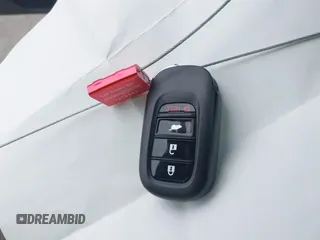 2023 Honda Civic Type R z VIN JHMFL5G44PX002339, wystawiony jako IAAI lot #42072502 z przebiegiem 27 940 mil mil oraz . Historia ofert i sprzedaży dostępna na DreamBid. Obrazek 11.