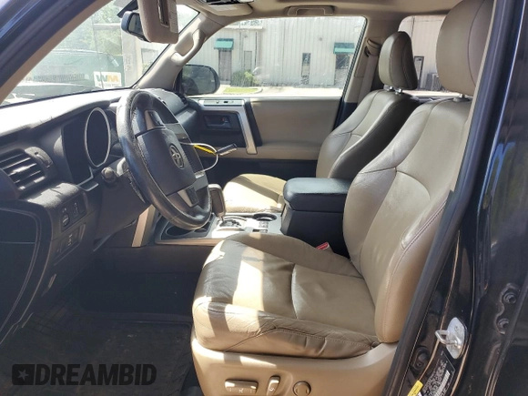 2010 Toyota 4Runner SR5 z VIN JTEZU5JR8A5000530, wystawiony jako Copart lot #55772475 z przebiegiem Nie podano mil oraz Szkoda całkowita • Salvage title. Historia ofert i sprzedaży dostępna na DreamBid. Obrazek 7.
