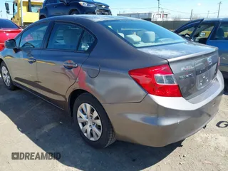 2012 Honda Civic LX z VIN 2HGFB2F58CH587746, wystawiony jako IAAI lot #41892347 z przebiegiem 138 232 mil mil oraz . Historia ofert i sprzedaży dostępna na DreamBid. Obrazek 3.