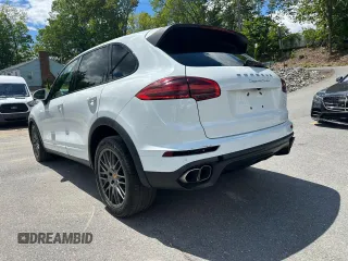 2015 Porsche Cayenne Turbo z VIN WP1AC2A27FLA81589, wystawiony jako Copart lot #58702245 z przebiegiem 136 038 mil mil oraz Czysty tytuł • Clean title. Historia ofert i sprzedaży dostępna na DreamBid. Obrazek 2.