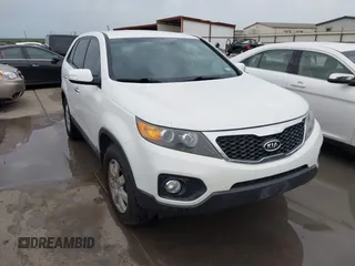 2012 Kia Sorento LX z VIN 5XYKTCA68CG268717, wystawiony jako IAAI lot #42373058 z przebiegiem 171 790 mil mil oraz . Historia ofert i sprzedaży dostępna na DreamBid. Obrazek 1.