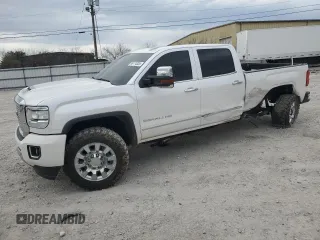 2018 GMC Sierra 2500HD Denali z VIN 1GT12UEY2JF273427, wystawiony jako Copart lot #48467595 z przebiegiem 113 878 mil mil oraz Szkoda całkowita • Salvage title. Historia ofert i sprzedaży dostępna na DreamBid. Obrazek 1.