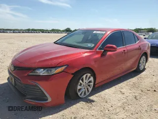 2023 Toyota Camry LE z VIN 4T1C11AK2PU087608, wystawiony jako Copart lot #56717855 z przebiegiem 27 032 mil mil oraz Szkoda całkowita • Salvage title. Historia ofert i sprzedaży dostępna na DreamBid. Obrazek 1.