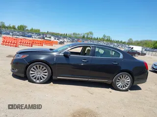 2013 Lincoln MKS z VIN 1LNHL9EK3DG617815, wystawiony jako IAAI lot #42239784 z przebiegiem 122 589 mil mil oraz . Historia ofert i sprzedaży dostępna na DreamBid. Obrazek 14.