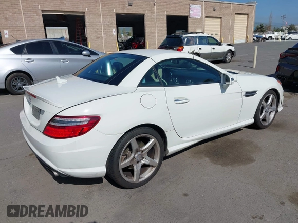 2013 Mercedes-Benz SLK 250 z VIN WDDPK4HA9DF057092, wystawiony jako IAAI lot #42032120 z przebiegiem 142 991 mil mil oraz . Historia ofert i sprzedaży dostępna na DreamBid. Obrazek 4.