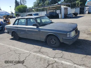 1993 Volvo 240 with VIN YV1AS8807P1483020, listed as a Copart auction lot 61060095 with 131,000 mi miles and Salvage title. Bid and sale history available at DreamBid. Image 4.