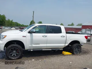 2013 Toyota Tundra Limited z VIN 5TFHY5F17DX295216, wystawiony jako IAAI lot #42390140 z przebiegiem 230 902 mil mil oraz . Historia ofert i sprzedaży dostępna na DreamBid. Obrazek 14.