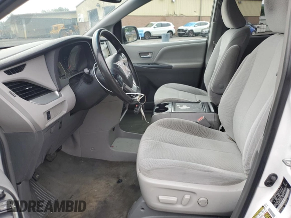 2015 Toyota Sienna LE AAS z VIN 5TDKK3DCXFS590626, wystawiony jako Copart lot #63081115 z przebiegiem 144 933 mil mil oraz Szkoda całkowita • Salvage title. Historia ofert i sprzedaży dostępna na DreamBid. Obrazek 7.