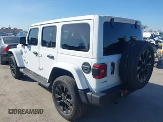 2021 Jeep Wrangler Unlimited Sahara z VIN 1C4JJXP6XMW765398, wystawiony jako IAAI lot #41592185 z przebiegiem 26 834 mil mil oraz . Historia ofert i sprzedaży dostępna na DreamBid. Obrazek 3.