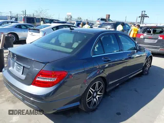 2013 Mercedes-Benz C 250 Sport z VIN WDDGF4HB8DR261166, wystawiony jako IAAI lot #41826220 z przebiegiem 67 660 mil mil oraz . Historia ofert i sprzedaży dostępna na DreamBid. Obrazek 4.