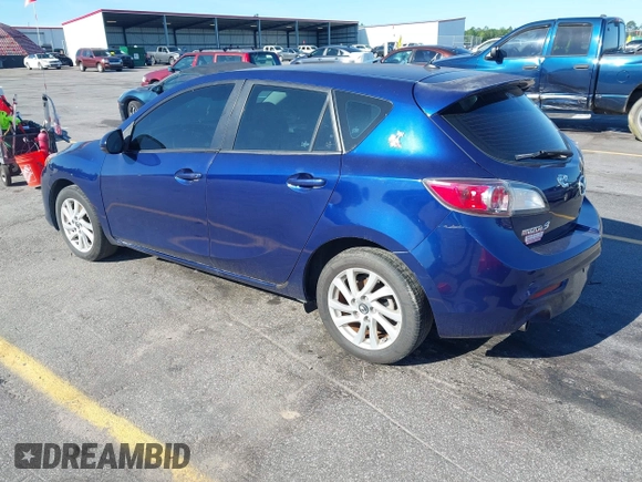 2013 Mazda 3 i Touring z VIN JM1BL1L74D1767414, wystawiony jako IAAI lot #42336893 z przebiegiem 125 000 mil mil oraz . Historia ofert i sprzedaży dostępna na DreamBid. Obrazek 3.