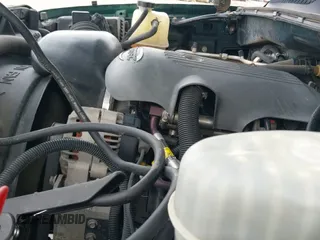 2004 Chevrolet Silverado 2500 LS z VIN 1GCGK29U84E311873, wystawiony jako IAAI lot #42096136 z przebiegiem 268 581 mil mil oraz . Historia ofert i sprzedaży dostępna na DreamBid. Obrazek 19.