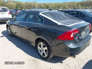 2013 Volvo S60 T5 Premier z VIN YV1612FSXD2176182, wystawiony jako IAAI lot #42238470 z przebiegiem 128 084 mil mil oraz . Historia ofert i sprzedaży dostępna na DreamBid. Obrazek 3.