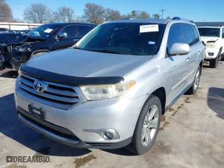 2011 Toyota Highlander Limited with VIN 5TDYK3EH0BS035151, listed as a IAAI auction lot 41281405 with 104,582 mi miles. Bid and sale history available at carsss.com. Image 2.