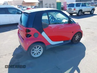2009 Smart fortwo Pure z VIN WMEEJ31XX9K219695, wystawiony jako IAAI lot #41280141 z przebiegiem 93 896 mil mil oraz . Historia ofert i sprzedaży dostępna na DreamBid. Obrazek 4.