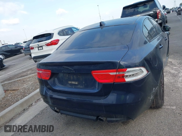 2017 Jaguar XE 25t Prestige z VIN SAJAE4BG7HA965131, wystawiony jako IAAI lot #41470414 z przebiegiem 131 300 mil mil oraz . Historia ofert i sprzedaży dostępna na DreamBid. Obrazek 17.