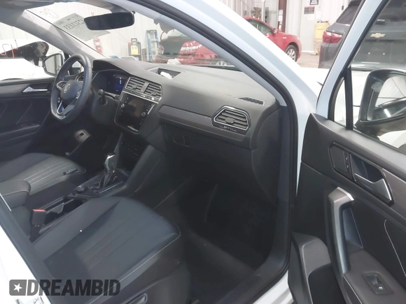 2024 Volkswagen Tiguan SE with VIN 3VVMB7AX6RM135219, listed as a IAAI auction lot 42311133 with 7,885 mi miles and . Bid and sale history available at DreamBid. Image 5.