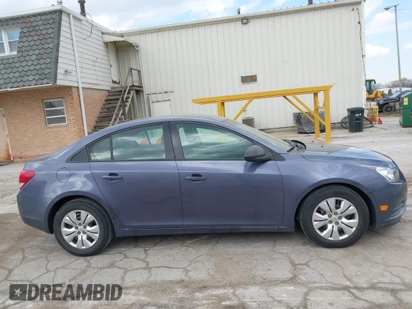 2014 Chevrolet Cruze LS z VIN 1G1PA5SG0E7171051, wystawiony jako IAAI lot #41898051 z przebiegiem 114 087 mil mil oraz . Historia ofert i sprzedaży dostępna na DreamBid. Obrazek 13.
