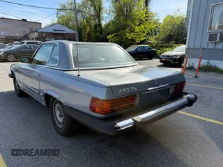 1981 Mercedes-Benz 380 SL z VIN WDBBA45A0BB007602, wystawiony jako IAAI lot #42175344 z przebiegiem 96 861 mil mil oraz . Historia ofert i sprzedaży dostępna na DreamBid. Obrazek 3.