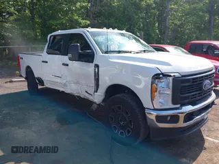 2023 Ford F-250 XL z VIN 1FT7W2BT5PEC30369, wystawiony jako IAAI lot #42184283 z przebiegiem 75 295 mil mil oraz . Historia ofert i sprzedaży dostępna na DreamBid. Obrazek 1.