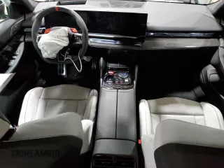 2025 BMW M5 z VIN WBS83FK04SCT95434, wystawiony jako Copart lot #56969865 z przebiegiem Nie podano mil oraz Szkody całkowita. Historia ofert i sprzedaży dostępna na DreamBid. Obrazek 8.