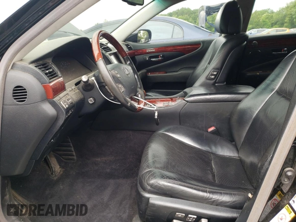 2010 Lexus LS 460 z VIN JTHCL5EF6A5006984, wystawiony jako Copart lot #60912355 z przebiegiem 185 116 mil mil oraz Czysty tytuł • Clean title. Historia ofert i sprzedaży dostępna na DreamBid. Obrazek 7.