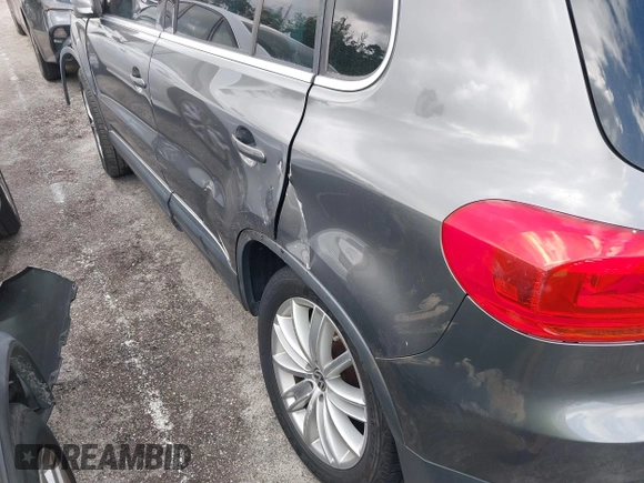 2013 Volkswagen Tiguan SE z VIN WVGBV7AX1DW006760, wystawiony jako IAAI lot #41563994 z przebiegiem 167 044 mil mil oraz . Historia ofert i sprzedaży dostępna na DreamBid. Obrazek 12.