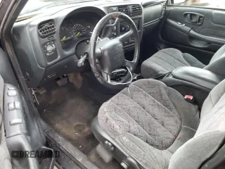 2000 Chevrolet Blazer LS z VIN 1GNCT18W1YK151830, wystawiony jako Copart lot #88799235 z przebiegiem 190 019 mil mil oraz Nie do naprawy • Non repairable. Historia ofert i sprzedaży dostępna na DreamBid. Obrazek 8.