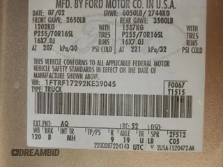 2002 Ford F-150 XL z VIN 1FTRF17292KE39045, wystawiony jako Copart lot #48860845 z przebiegiem 111 176 mil mil oraz Czysty tytuł • Clean title. Historia ofert i sprzedaży dostępna na DreamBid. Obrazek 12.