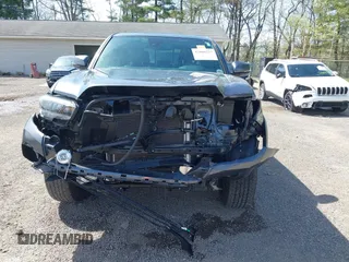 2022 Toyota Tacoma SR5 z VIN 3TMDZ5BN7NM140340, wystawiony jako IAAI lot #42060227 z przebiegiem 25 992 mil mil oraz . Historia ofert i sprzedaży dostępna na DreamBid. Obrazek 13.