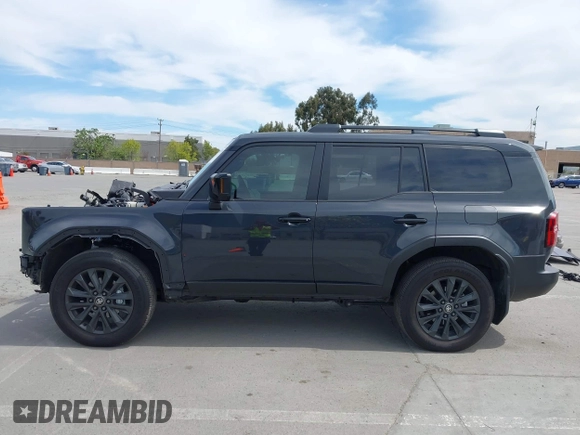 2024 Toyota Land Cruiser z VIN JTEABFAJ0R5007650, wystawiony jako IAAI lot #41981390 z przebiegiem 5 629 mil mil oraz . Historia ofert i sprzedaży dostępna na DreamBid. Obrazek 15.