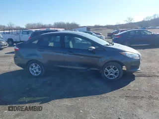 2015 Ford Fiesta SE z VIN 3FADP4BJ5FM219915, wystawiony jako IAAI lot #41725718 z przebiegiem 153 136 mil mil oraz . Historia ofert i sprzedaży dostępna na DreamBid. Obrazek 13.