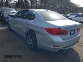 2019 BMW 5 Series 530i xDrive z VIN WBAJA7C52KWW48938, wystawiony jako IAAI lot #41588191 z przebiegiem 50 052 mil mil oraz . Historia ofert i sprzedaży dostępna na DreamBid. Obrazek 3.