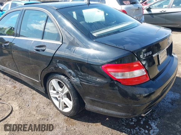 2011 Mercedes-Benz C 300 Sport z VIN WDDGF8BB3BR180976, wystawiony jako IAAI lot #41888785 z przebiegiem 47 532 mil mil oraz . Historia ofert i sprzedaży dostępna na DreamBid. Obrazek 6.