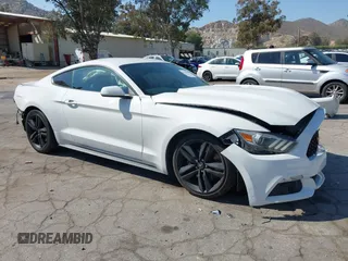 2015 Ford Mustang EcoBoost z VIN 1FA6P8TH4F5355700, wystawiony jako IAAI lot #42234666 z przebiegiem 97 269 mil mil oraz . Historia ofert i sprzedaży dostępna na DreamBid. Obrazek 1.