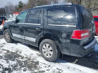 2007 Lincoln Navigator with VIN 5LMFU285X7LJ09190, listed as a IAAI auction lot 41611256 with 185,879 mi miles. Bid and sale history available at carsss.com. Image 3.