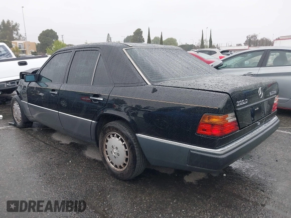 1993 Mercedes-Benz 300 with VIN WDBEB28E3PB996564, listed as a IAAI auction lot 41807504 with 132,180 mi miles and . Bid and sale history available at DreamBid. Image 3.