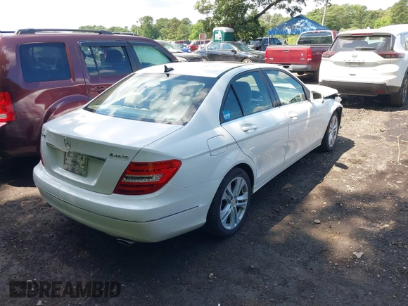 2013 Mercedes-Benz C 300 Sport z VIN WDDGF8ABXDA842362, wystawiony jako IAAI lot #42686987 z przebiegiem 84 145 mil mil oraz . Historia ofert i sprzedaży dostępna na DreamBid. Obrazek 4.
