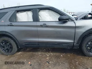 2023 Ford Explorer Timberline z VIN 1FMSK8JH1PGB87848, wystawiony jako IAAI lot #42099995 z przebiegiem 28 456 mil mil oraz . Historia ofert i sprzedaży dostępna na DreamBid. Obrazek 13.