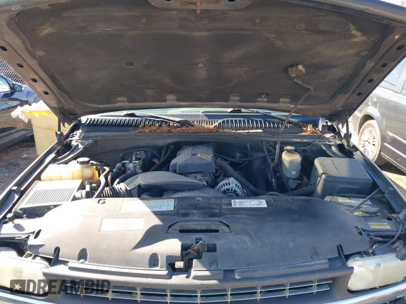 2000 Chevrolet Silverado 2500 LT with VIN 1GCGK29U0YE331086, listed as a IAAI auction lot 41973282 with 137,999 mi miles. Bid and sale history available at carsss.com. Image 10.
