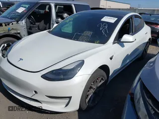 2021 Tesla Model 3 Standard Range Plus z VIN 5YJ3E1EA8MF100456, wystawiony jako IAAI lot #42100840 z przebiegiem 64 389 mil mil oraz . Historia ofert i sprzedaży dostępna na DreamBid. Obrazek 2.