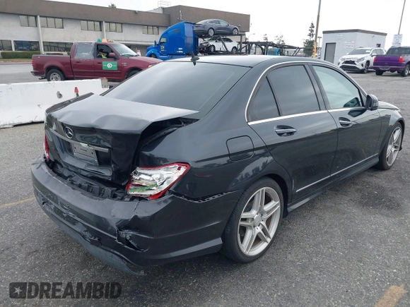 2013 Mercedes-Benz C 250 Sport z VIN WDDGF4HB6DA777055, wystawiony jako IAAI lot #42374146 z przebiegiem 122 060 mil mil oraz . Historia ofert i sprzedaży dostępna na DreamBid. Obrazek 4.