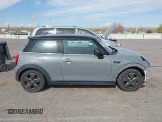 2022 MINI Hardtop Cooper SE z VIN WMW13DJ01N2P85767, wystawiony jako IAAI lot #41921346 z przebiegiem 17 446 mil mil oraz . Historia ofert i sprzedaży dostępna na DreamBid. Obrazek 14.