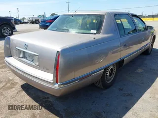 1995 Cadillac DeVille z VIN 1G6KD52B8SU251727, wystawiony jako IAAI lot #42479284 z przebiegiem 104 080 mil mil oraz . Historia ofert i sprzedaży dostępna na DreamBid. Obrazek 4.